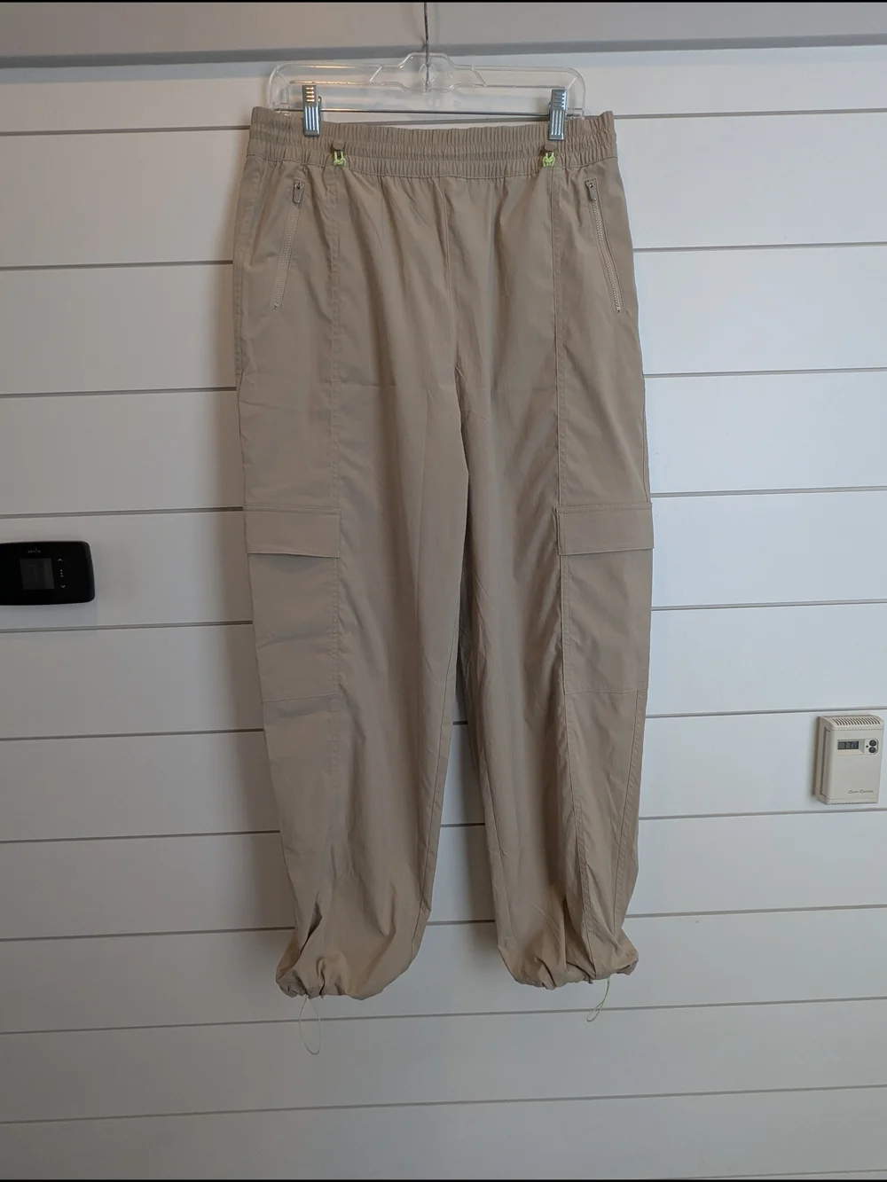 Athleta Cascade High Rise Cargo Poplin Pants Oak Size Medium Khaki Drawstring - Picture 3 of 14